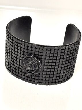 🦋2/25$ Quo Black Textured Cuff Bracelet with Rose Accent